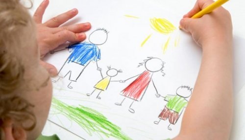 Bambino che disegna la sua famiglia