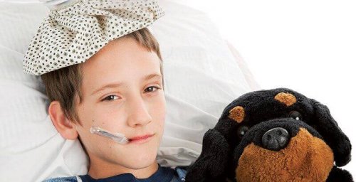 Bambino con termometro in bocca