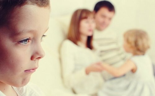 Genitori che giocano con il figlio preferito ed escludono il fratello