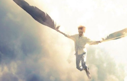 Bambino che vola con delle piume