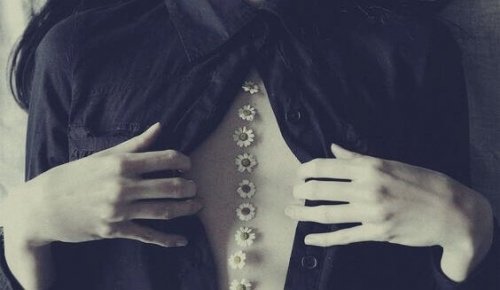 Donna con camicetta sbottonata e fiori