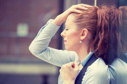 Donna con mal di testa