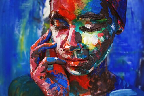 Donna dipinta con molti colori, simbolo dell'investimento nella conoscenza