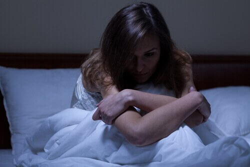 Donna a letto con insonnia