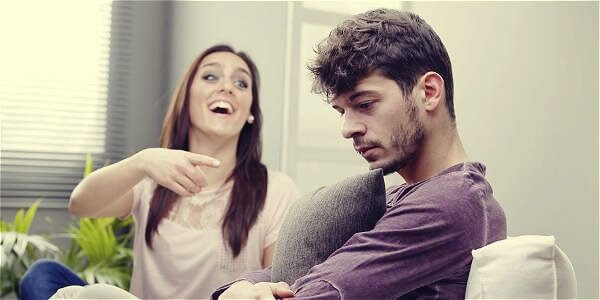 Ragazza che deride ragazzo