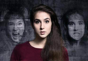 Donna schizofrenica con allucinazioni