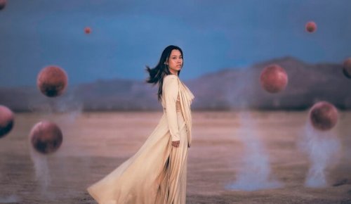 Donna con delle sfere