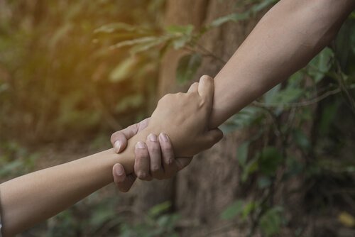 due braccia che si afferrano