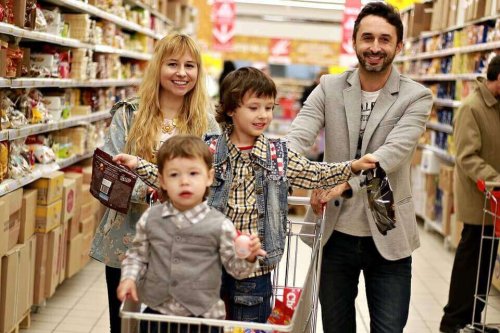 Famiglia al supermercato