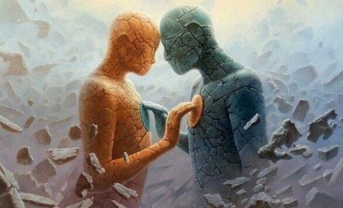 Figure di pietra che si toccano il petto