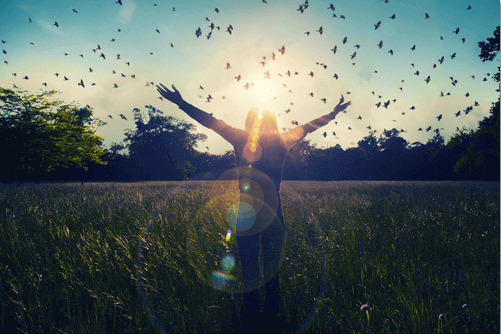 Ragazza felice con le braccia in aria