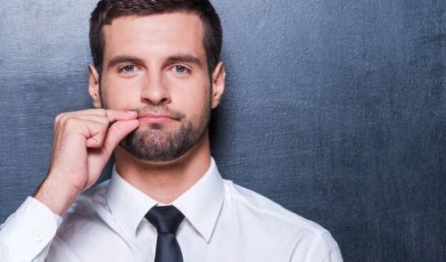 Ragazzo che fa gesto di stare zitti