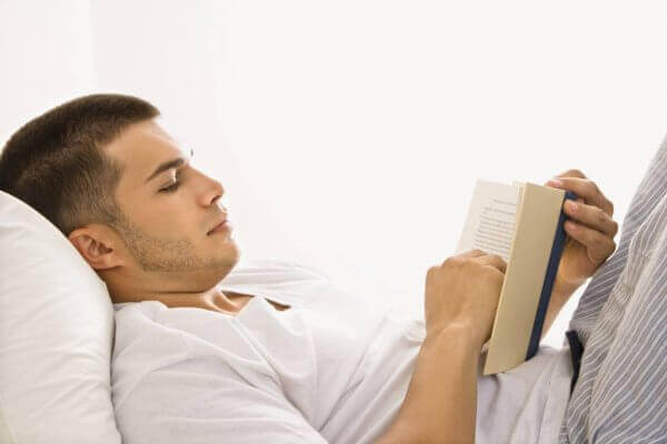 Ragazzo che legge a letto