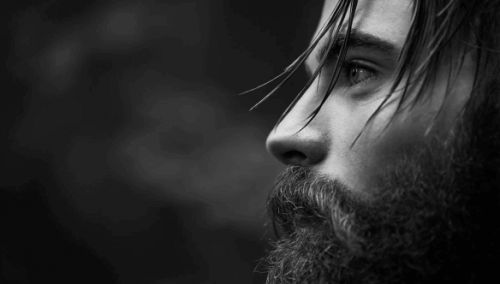 Ragazzo con la barba