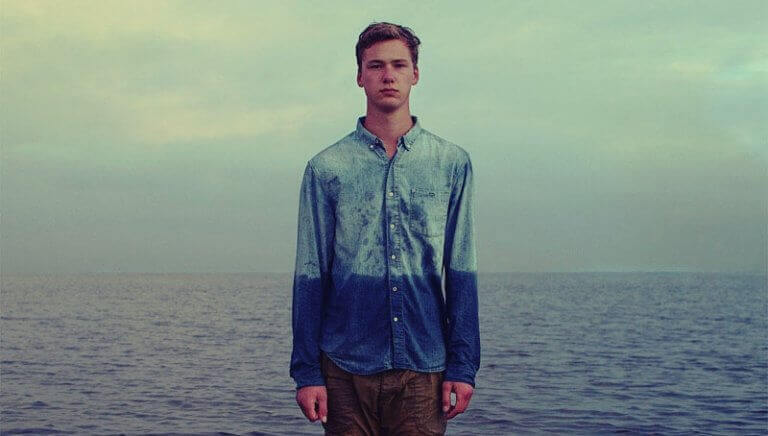 Ragazzo davanti al mare