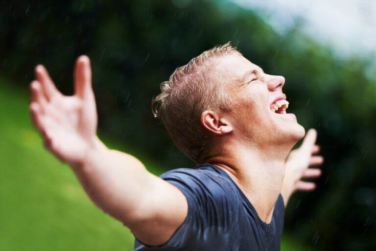 Ragazzo felice con le braccia aperte