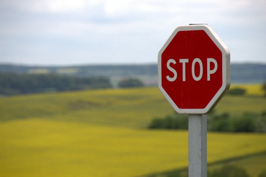 Segnale di stop, simbolo della tecnica per fermare i pensieri