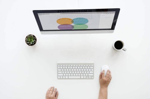 Uomo che fa analisi SWOT