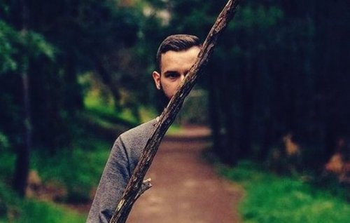 Uomo con un bastone, simbolo del non dover dimostrare niente a nessuno