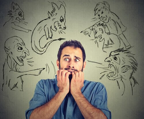 Uomo con allucinazioni