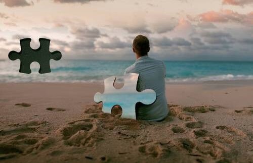 Uomo in spiaggia pezzi di puzzle
