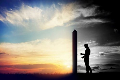 Uomo dietro a porta che divide luce da ombra perché affronta le sue paure