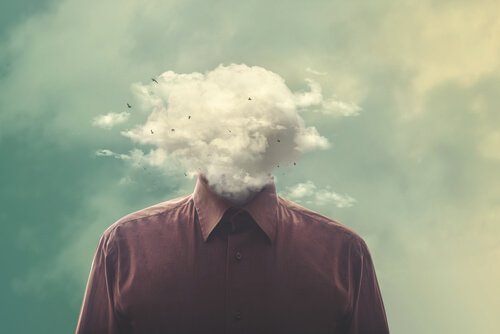 Uomo con una nuvola di pensieri in testa