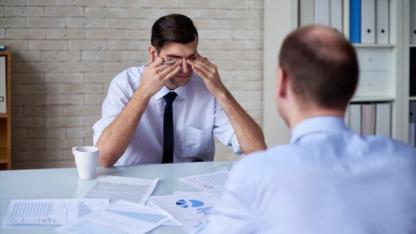 Uomo stanco al lavoro