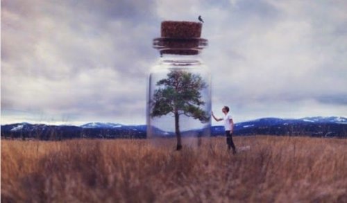 Uomo con un vaso gigante