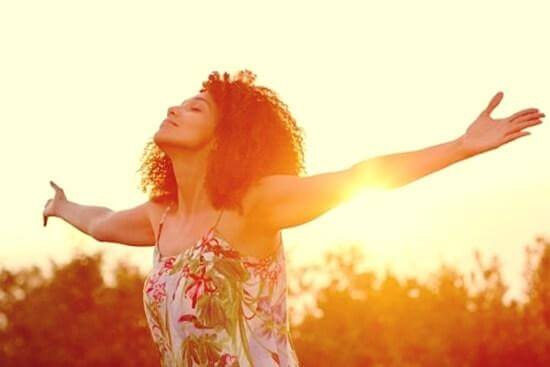 Donna a braccia aperte