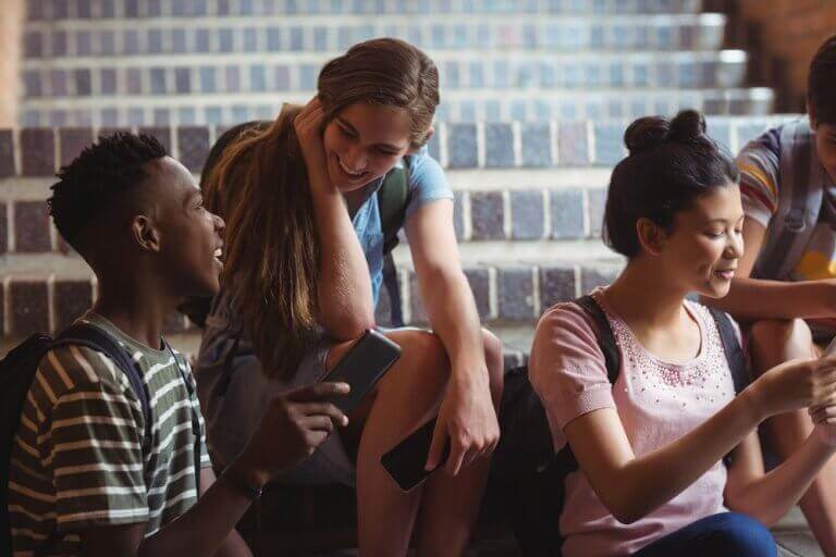 Amici che parlano e ridono