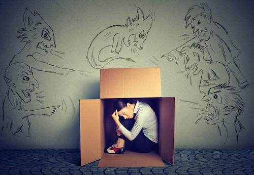 Angoscia, donna che si immagina essere criticata