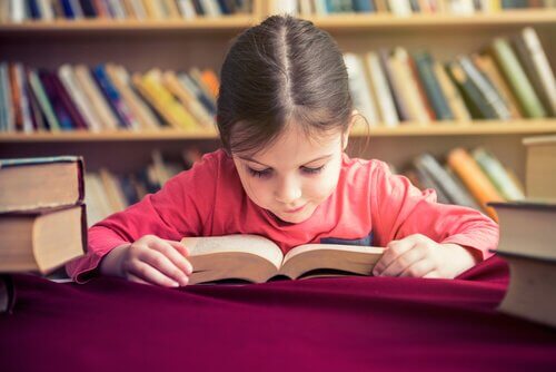 Bambina che impara a leggere