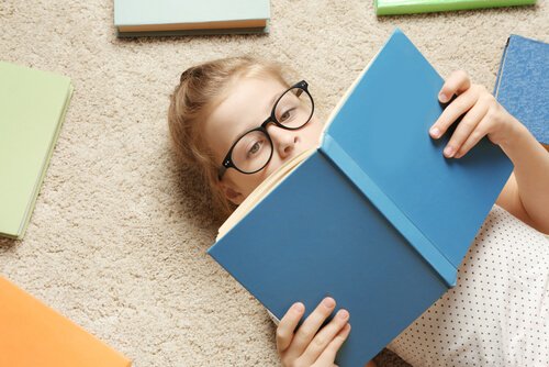Bambina che legge un libro