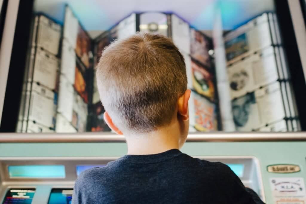 Bambino di spalle, orfano della violenza di genere