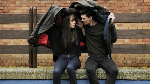 Coppia si ripara dalla pioggia
