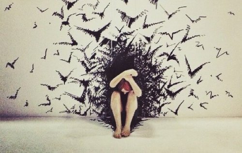 Donna circondata da uccelli