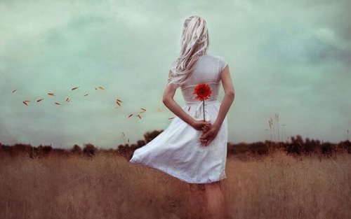 Donna con fiore dietro alla schiena
