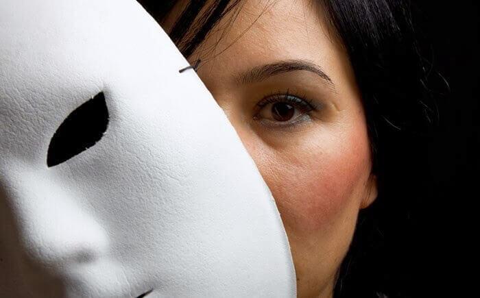 Donna con maschera bianca