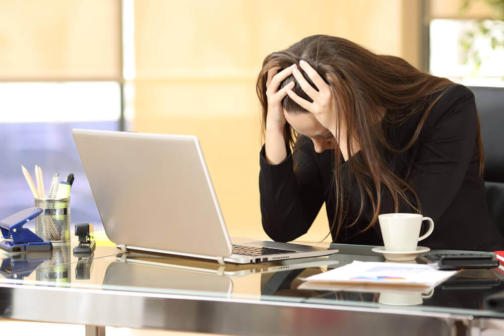 Donna con stress da lavoro