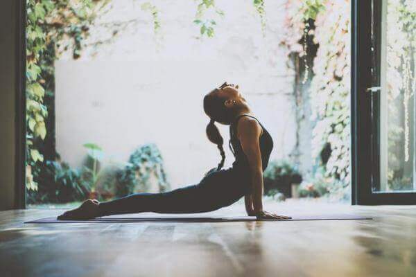 Donna in posizione yoga