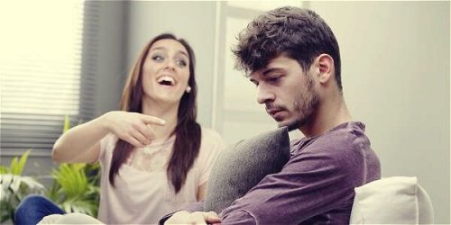 Una donna che ridicolizza il ragazzo