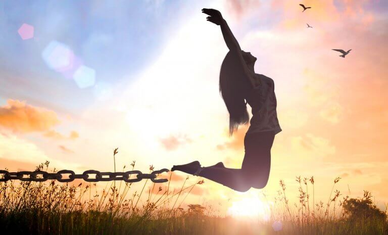 Ragazza che si libera dalle catene zen coaching