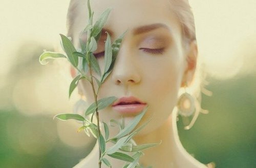 Donna con salvia sul viso