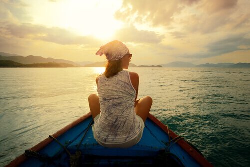 Donna seduta in barca