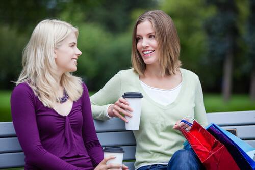 Due donne al parco parlare con gli sconosciuti