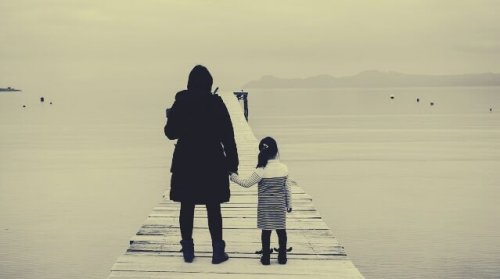 Mamma e figlia di fronte al mare