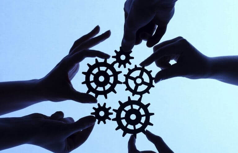 Mani scure che toccano ingranaggi