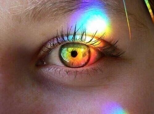 Occhio con arcobaleno