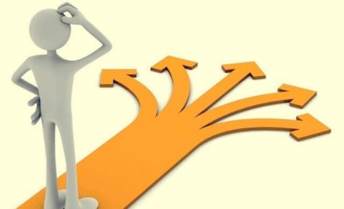 Persona con delle frecce che rappresenta la scelta di un cammino